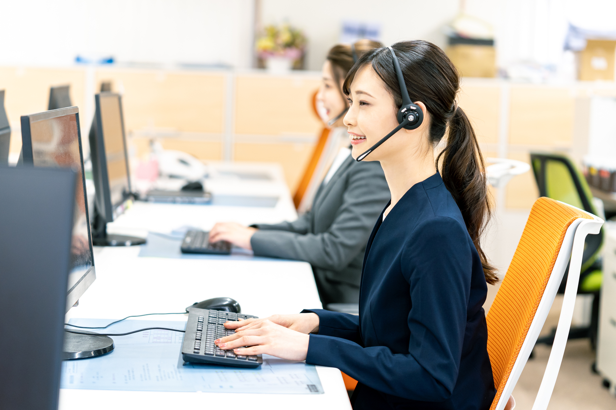 コンタクトセンターとは？コールセンターとの違いや役割、導入メリットを解説
