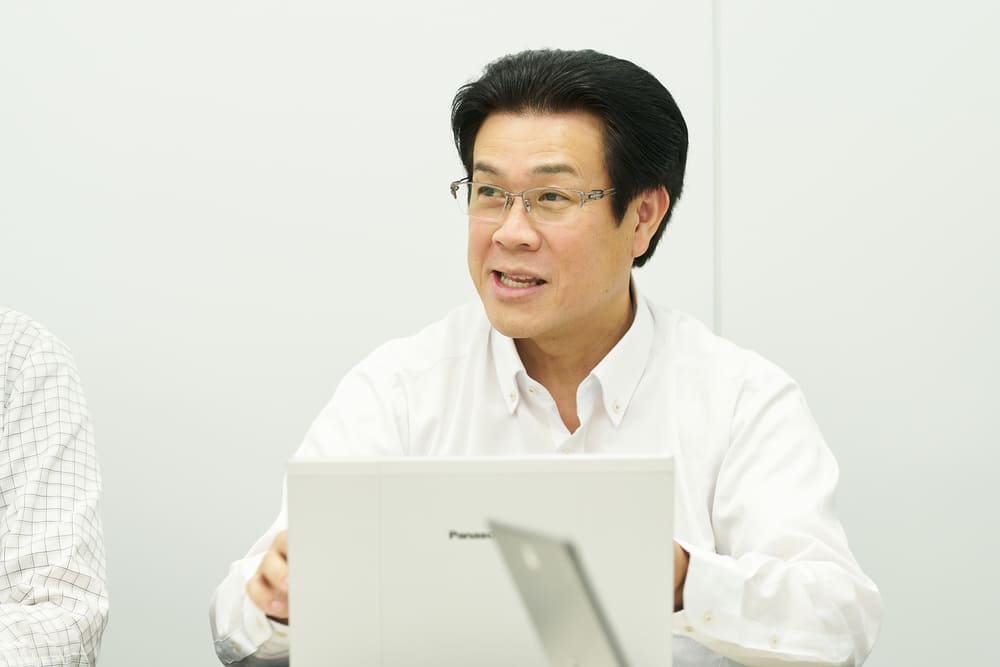 LINEチャット導入検討について話す様子