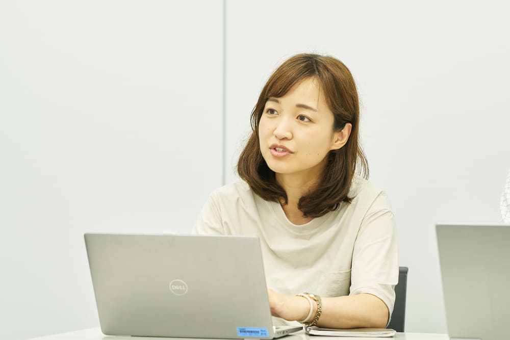 客の声を開発部門に伝え製品の改善につなげることができたことを話す様子