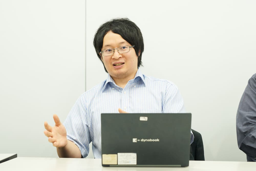 密にコミュニケーションが取れていることを話す様子