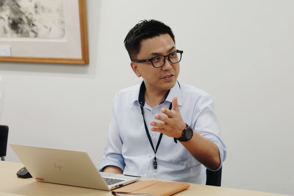 ナレッジの精査からFAQを再構築したことを語る様子
