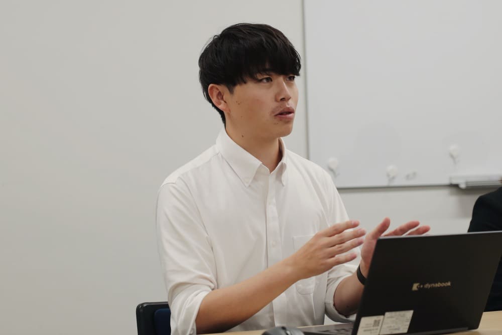 FAQの構築・改善で工夫したことを語る様子