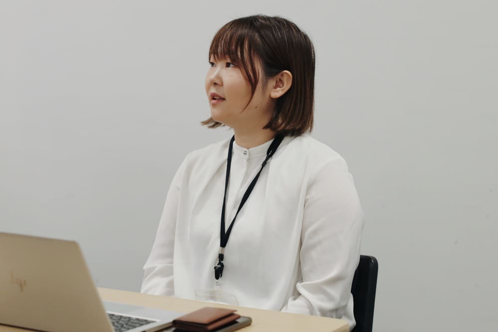 以前のヘルプデスクの課題が解決したことを語る様子
