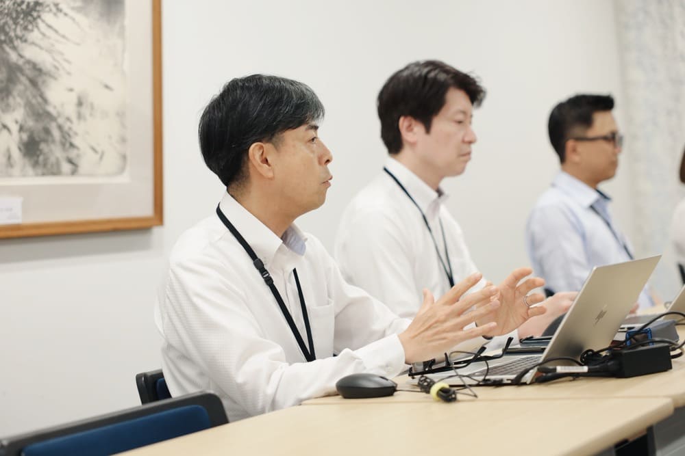 顧客視点に立ってサービスを提供してもらえたことを語る様子