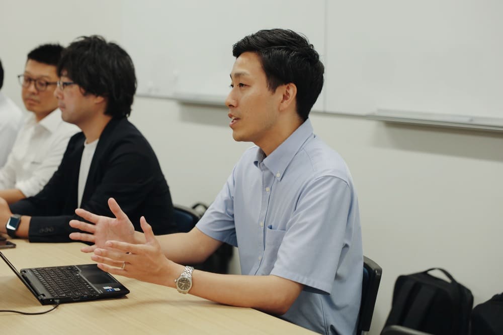 人事領域のヘルプデスクを含め継続的な業務改善を目指すことを語る様子